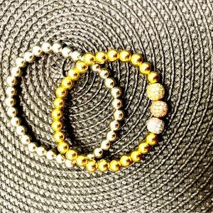 🎄NWOT pair of non tarnish stretch bracelets & gift pouch